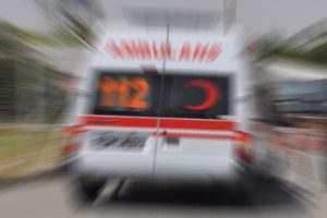 &Ccedil;ocuğun bulduğu poşet patladı: 3 yaralı