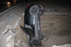 Otomobil &ccedil;ukura d&uuml;şt&uuml;: 5 yaralı