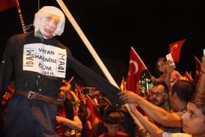 Fetullah G&uuml;len kuklasını astılar