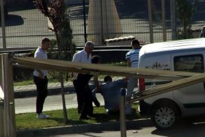 Bursa'daki tekme tokat kavga b&ouml;yle g&ouml;r&uuml;nt&uuml;lendi
