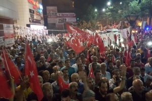 Darbe iddiası halkı sokağa d&ouml;kt&uuml;