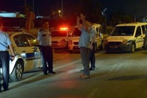Ceza yazan polise 'Hepiniz FET&Ouml;'c&uuml;s&uuml;n&uuml;z diyerek yumruk attı