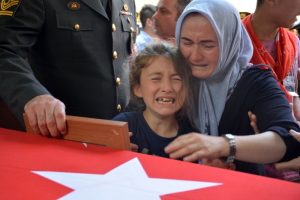 Şehit cenazesinde feryatlar y&uuml;rekleri dağladı
