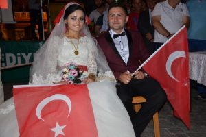 Bursa'da gelin ve damat demokrasi n&ouml;betinde