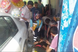 Otomobil kahvehane bah&ccedil;esine daldı: 1 &ouml;l&uuml; 9 yaralı