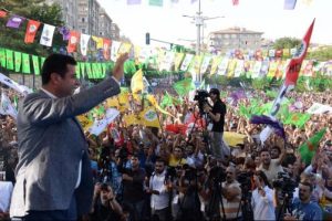 Demirtaş: "Akbabalar bu &uuml;lkenin &uuml;zerinde dolaşmaya devam ediyor, hevesleri kırılmış değil"