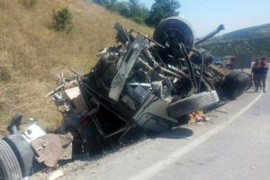 &Ccedil;orum'da kamyon devrildi: 1 &ouml;l&uuml;, 1 ağır yaralı