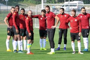 Alanyaspor kamp &ccedil;alışmalarını &ccedil;ift antrenmanla s&uuml;rd&uuml;rd&uuml;
