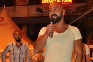 Tankın &ouml;n&uuml;ne yatan Metin Doğan Zonguldak'ta Demokrasi N&ouml;beti'ne katıldı