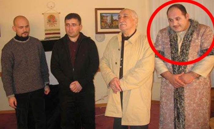 Fethullah G&uuml;len'in yanındaki kaftanlı tiyatrocuymuş