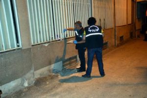 Esnaf d&uuml;kkanının penceresinde Zaman Gazetesi'nin dağıttığı kitaplar bulundu