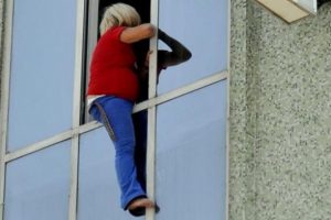 Hamile hayat kadını parada anlaşamayınca pencereye &ccedil;ıktı