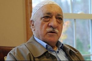 FET&Ouml; elebaşı, ABD'deki malikanesi &ouml;n&uuml;nde protesto edildi