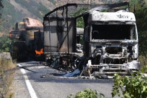 PKK'lı ter&ouml;ristler yol kesip TIR yaktı