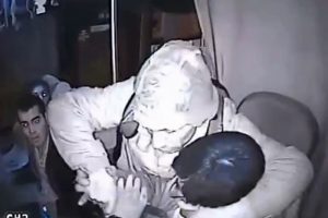 Otob&uuml;se biner binmez bı&ccedil;ağı şof&ouml;r&uuml;n boğazına dayadı