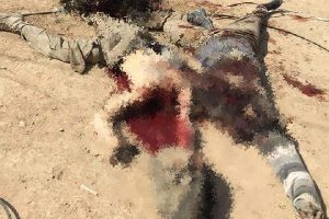 Rejim yanlısı Şiiler ele ge&ccedil;irdikleri Suriyeli muhaliflerin kafalarını b&ouml;yle kesti