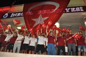 Bursa'da bordo-beyazlılar demokrasi n&ouml;betinde