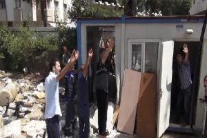 Binadan kopan beton par&ccedil;asından yatak korudu