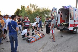 Bursa'da alkoll&uuml; s&uuml;r&uuml;c&uuml; bariyerlere &ccedil;arptı: 3 yaralı