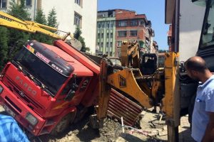 Kanalizasyon &ccedil;alışmasında toprak kaydı: 2 yaralı