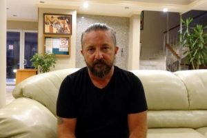 Darbeci askerlerin otelin yerini &ouml;ğrenmek i&ccedil;in rehin alındığı turizmci konuştu