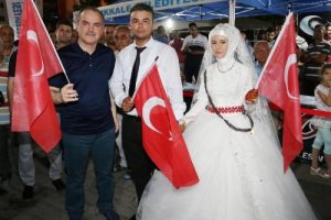 Gelin-damat 'Demokrasi N&ouml;beti' tuttu