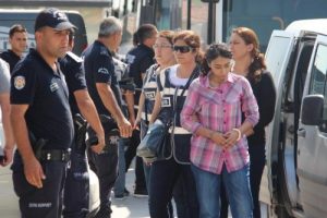 Edirne'de g&ouml;zaltına alınan 33 komiser adliyeye sevk edildi