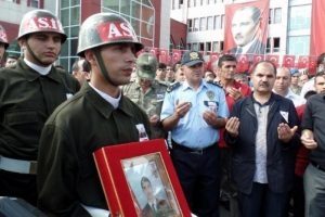 Şemdinli şehidi memleketi g&ouml;zyaşları ile toprağa verildi