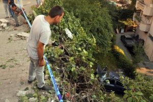 Otomobil 20 metre y&uuml;kseklikten u&ccedil;tu