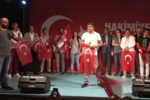 &Uuml;nl&uuml;lerden demokrasi n&ouml;betine destek