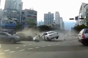 Otomobil katliam yaptı: 3 &ouml;l&uuml;, 14 yaralı