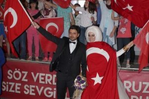 D&uuml;ğ&uuml;nden &ccedil;ıkıp, demokrasi n&ouml;betine gittiler