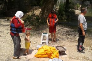 Manavgat Şelalesi'nde mahsur kalan aile botla kurtarıldı