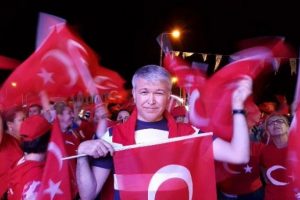 G&ouml;zaltı kararı varken, g&uuml;mr&uuml;k başm&uuml;fettişliğine atandı