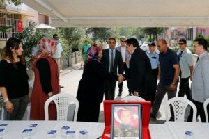 Bursa valisi K&uuml;&ccedil;&uuml;k'ten şehit ailesine taziye