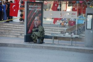 Otob&uuml;s durağına bırakılan ş&uuml;pheli bakın ne &ccedil;ıktı