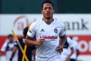 Brezilyalı yıldız futbolcu ilk antrenmanına &ccedil;ıktı
