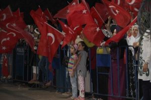 Diyarbakır'da demokrasi n&ouml;beti s&uuml;r&uuml;yor