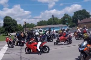 Bir anda etrafını onlarca motosikletli sardı