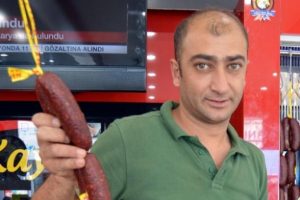 Avrupa'dan gelen T&uuml;rk iş&ccedil;iler pastırma satan esnafın y&uuml;z&uuml;n&uuml; g&uuml;ld&uuml;rd&uuml;