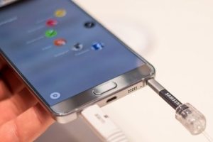 Samsung yeni amiral gemisini tanıttı
