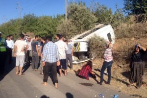 İş&ccedil;ileri taşıyan minib&uuml;s takla attı: 14 yaralı
