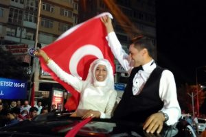 Bursa'da nikahtan &ouml;nce demokrasi y&uuml;r&uuml;y&uuml;ş&uuml;ne