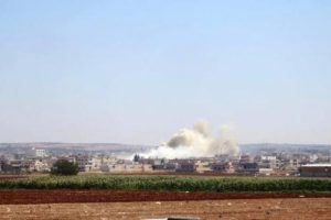 Suriye'nin sınıra yakın Atarib kentine f&uuml;zeli saldırı; 20 &ouml;l&uuml;