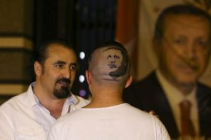 Erdoğan'ın portresini kalfasının başına resmetti
