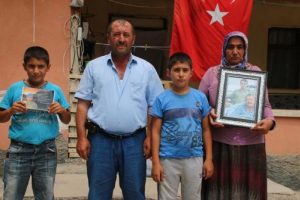 K&ouml;pr&uuml;de &ouml;len askerin babası: Oğlum lin&ccedil; mi edildi, komutan mı vurdu aydınlatılsın