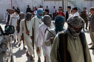 Afganistan'da 16 Taliban &uuml;yesi teslim oldu