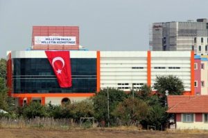 Kapatılan okullara, 'Milletin okulu milletin hizmetinde' pankartı