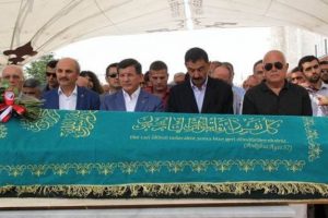 Davutoğlu'na yaklaşıp &ouml;l&uuml;mle tehdit eden bir kişi g&ouml;zaltında