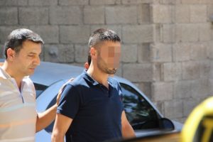 Eşini ve &ccedil;ocuğunu rehin aldı, balkondan rastgele ateş a&ccedil;tı